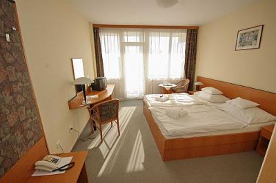 Kétágyas szoba a Spa és Wellness Gyógyhotel Corvusban Bükkfürdőn - Corvus Hotel Bük - Corvus wellness és gyógyszálloda Bükfürdőn akciós félpanziós wellness csomaggal