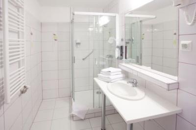 Olcsó soproni szállás a centrumban, wellness-szolgáltatással, Hotel Pannonia fürdőszobája - Hotel Pannonia Sopron - Akciós Hotel Pannónia Sopronban wellness szolgáltatással