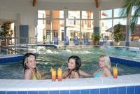 Cserkeszőlői Aqua Spa Wellness Hotel belső medencével és jakuzzival