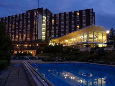 Éjszakai felvétel a hévizi Danubius Health Spa Resort Aqua szállodáról - ENSANA Thermal Hotel Aqua**** Hévíz - Hotel Aqua Hévíz akciós szobafoglalása