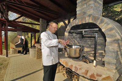 Fried Hotel Simontornya - a kastélyszálló ízletes grill ételekkel várja vendégeit - ✔️ Fried Kastélyszálló Resort Simontornya - elegáns Fried Kastély Szálloda akciós áron Simontornyán