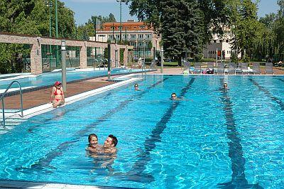 Nagy úszómedence Budán a Holiday Beach hotelben - Holiday Beach Hotel**** Budapest - Akciós Wellness szálloda a Duna partján Csillaghegyen