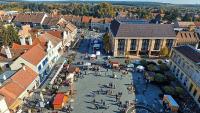 Háromcsillagos kőszegi szálloda - Hotel Írottkő teraszáról csodás kilátás nyílik a főtérre