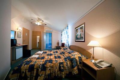 Kristály Hotel szabad kétágyas szobája a Balatonnál romantikus hétvégére - Kristály Hotel*** Keszthely - akciós wellness szolgáltatás Keszthelyen a Balatonnál