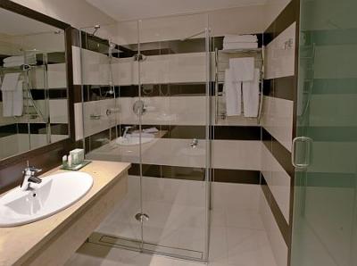 Modern és elegáns fürdőszoba a 4 csillagos budepesti Hotel Aquaworldben - Aquaworld Resort Budapest**** - Akciós Aquaworld vízibirodalom Budapesten