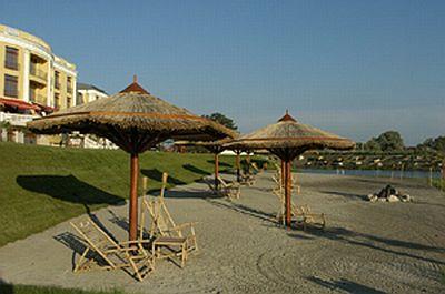 Pólus Palace Hotel Gödön - Szép kilátás a szobából a tópartra és a napozóra - wellness és termál szálloda Gödön - ✔️ Hotel Golden Palace Göd**** ✔️ Akció Golden Palace Göd
