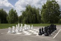 Kültéri sakk a Zichy Park szálloda parkjában - aktív pihenés Bikácson